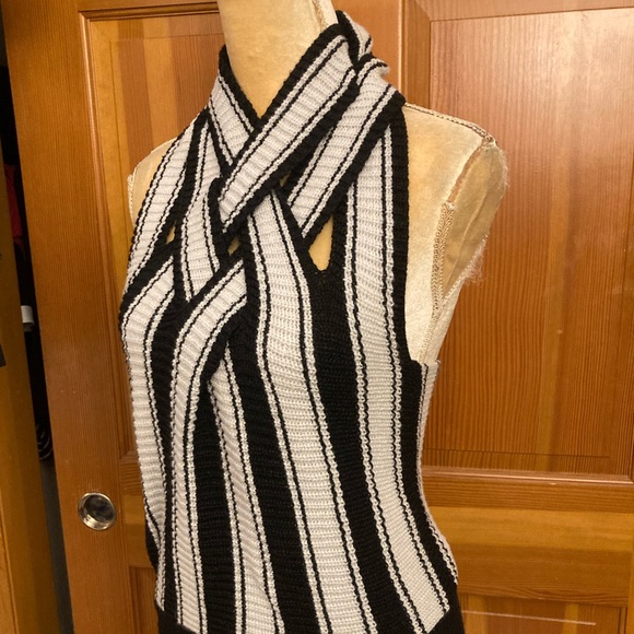 Nwt, Lavishly Paris Criss Cross Knit Sleeveless Top. - Picture 5 of 16